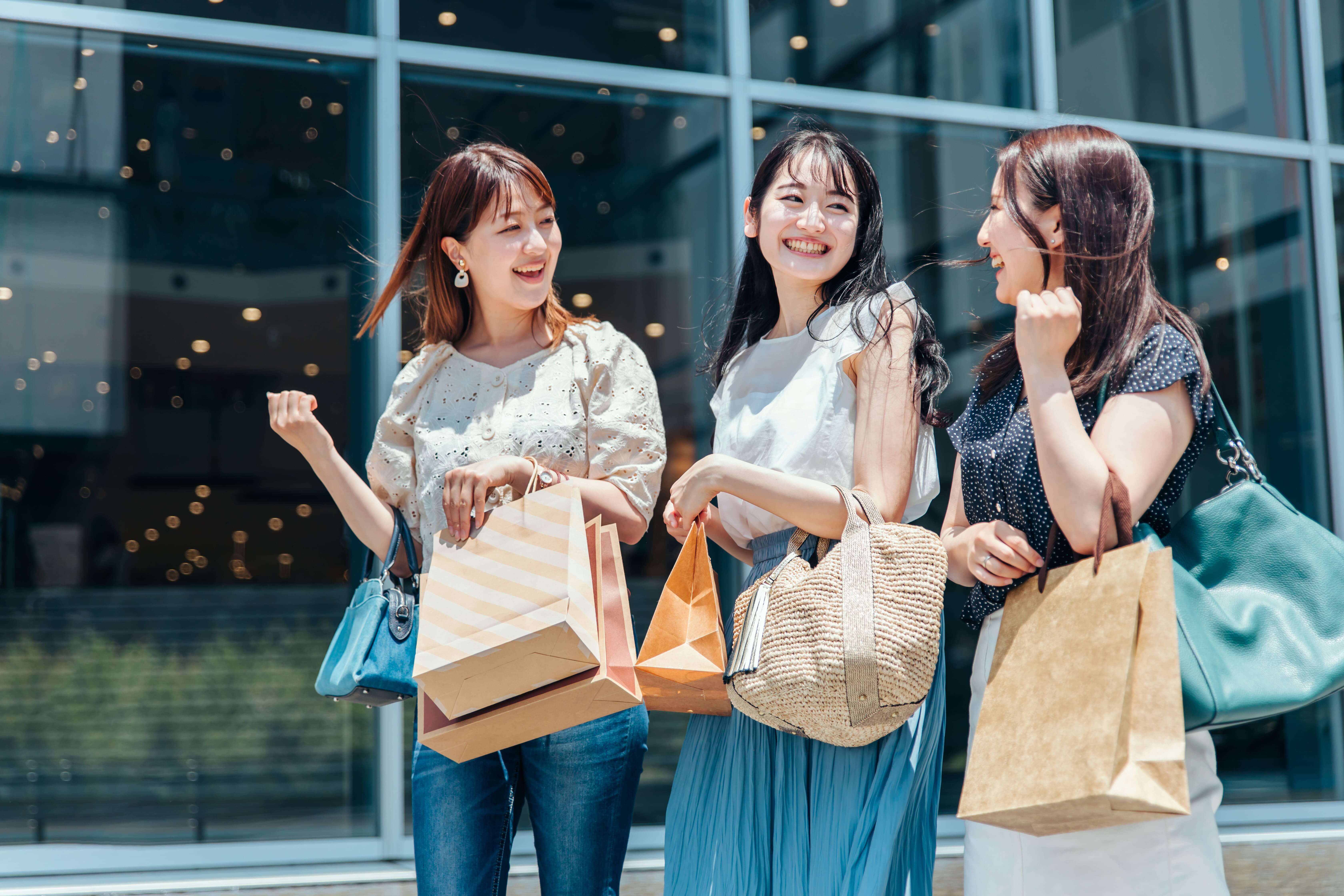 女性さんにが外で楽しそうにお話ししています